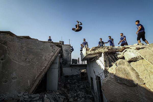 叙利亚摄影师Muneb Time（穆涅布•塔伊姆）拍摄的作品《废墟上的跑酷》。 - 俄罗斯卫星通讯社