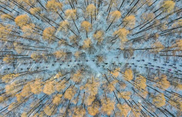 中国摄影师Chang Xu（音译：常旭）拍摄的作品《春天滑雪》。 - 俄罗斯卫星通讯社