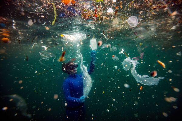  土耳其摄影师Shebnem Kosk（舍布尼姆•科斯库）拍摄的作品《水下世界的新危险：新冠COVID-19病毒废物》。  - 俄罗斯卫星通讯社