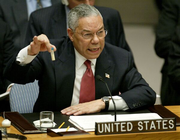 2003年，美国国务卿鲍威尔在联合国安理会会议上展示试管瓶。 - 俄罗斯卫星通讯社