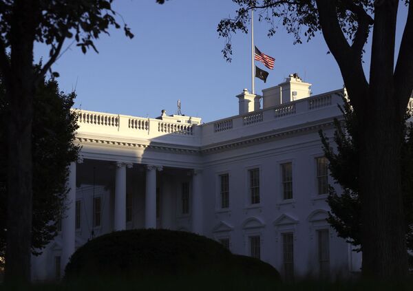2021年，美国白宫为科林•鲍威尔去世降半旗。 - 俄罗斯卫星通讯社
