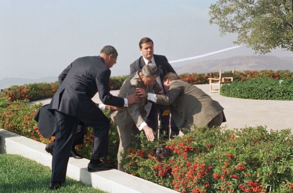  美国前总统罗纳德•李根与科林•鲍威尔上将在加利福尼亚出席活动。 - 俄罗斯卫星通讯社