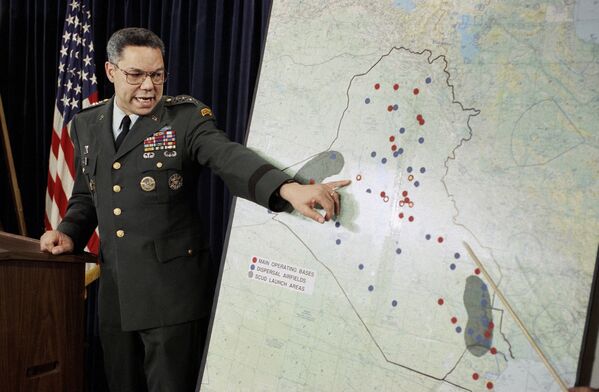  1991年，美国参谋长联席会议主席科林•鲍威尔向国防部展示伊拉克机场位置。 - 俄罗斯卫星通讯社