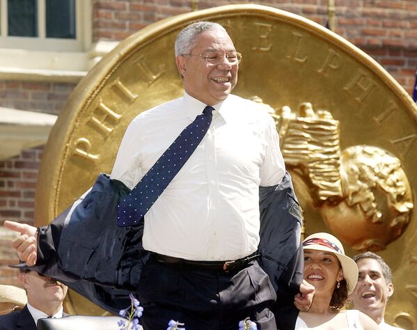 2002年，美國國務卿科林•鮑威爾脫下皮夾克後大笑。 - 俄羅斯衛星通訊社