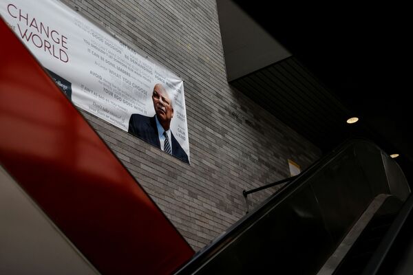 纽约城市学院墙壁上悬挂的科林•鲍威尔宣传横幅。 - 俄罗斯卫星通讯社