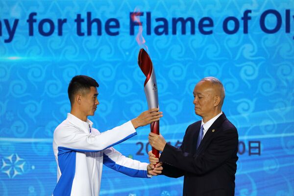  2022年北京冬奥组委主席蔡奇在北京迎接冬奥会火种。 - 俄罗斯卫星通讯社