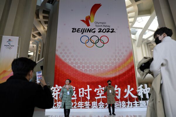 北京各界人士在冬奥会火种欢迎仪式开始前拍照留念。 - 俄罗斯卫星通讯社