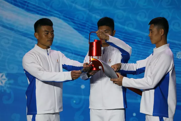 2022北京冬奧會火種在歡迎儀式上引燃接力火炬。 2022北京冬奧會火種在歡迎儀式上引燃接力火炬。 - 俄羅斯衛星通訊社