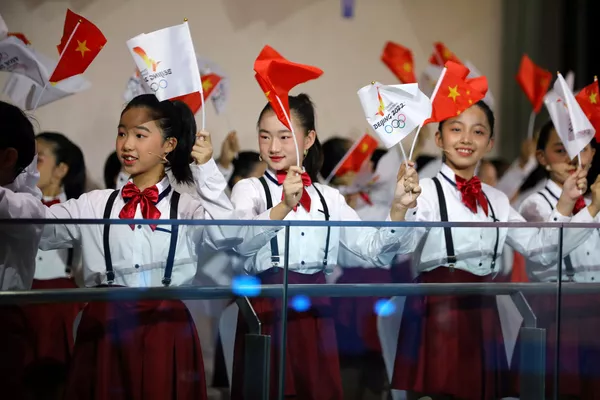 北京市兒童手持彩旗迎接2022年北京冬奧會火種。 北京市兒童手持彩旗迎接2022年北京冬奧會火種。 - 俄羅斯衛星通訊社