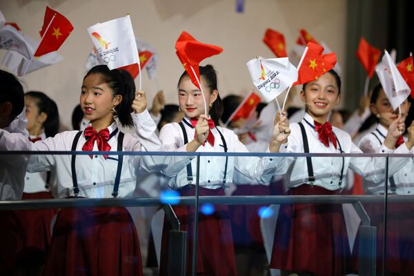  北京市儿童手持彩旗迎接2022年北京冬奥会火种。 - 俄罗斯卫星通讯社