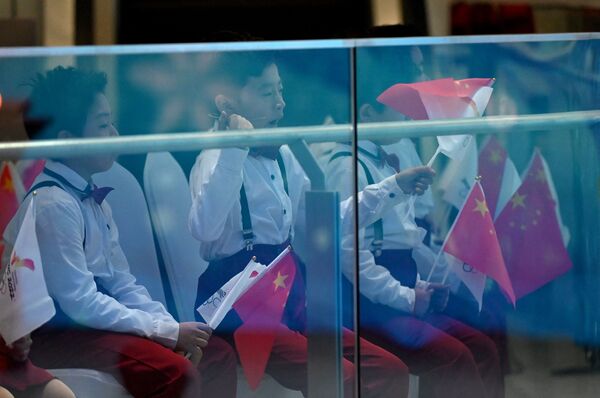 北京市儿童手持彩旗迎接2022年北京冬奥会火种。 - 俄罗斯卫星通讯社