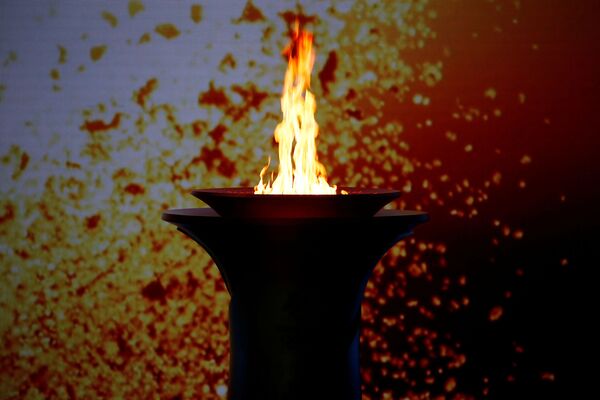 2022年北京冬奥会火种欢迎仪式上点燃升起的奥运圣火。 - 俄罗斯卫星通讯社