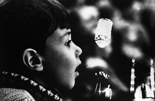 苏联小朋友在莫斯科大马戏团观看魔术师伊戈尔•基奥表演。 - 俄罗斯卫星通讯社