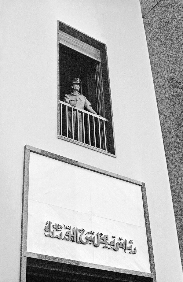 1970年，利比亞前領導人穆阿邁爾·卡扎菲在其位於的黎波里的總部的窗戶邊。 - 俄羅斯衛星通訊社