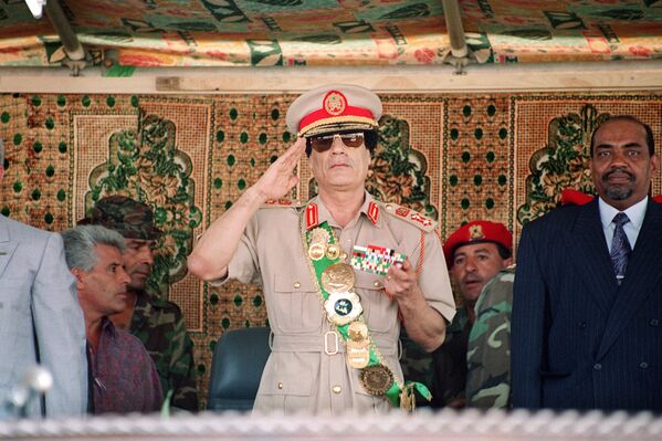1994年，利比亞前領導人穆阿邁爾·卡扎菲出席在的黎波里舉行的紀念他上台25週年的閱兵式。 - 俄羅斯衛星通訊社