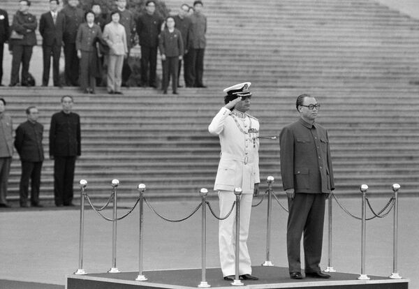 1982年，利比亞前領導人穆阿邁爾·卡扎菲和時任中國國務院總理趙紫陽在北京舉行會晤。 - 俄羅斯衛星通訊社