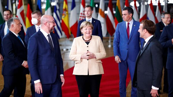 Президент Европейского совета Шарль Мишель, канцлер Германии Ангела Меркель, президент Франции Эммануэль Макрон на саммите ЕС - 俄罗斯卫星通讯社