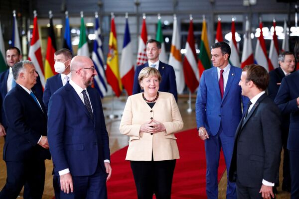 比利時布魯塞爾，歐洲理事會主席查爾斯•米歇爾、德國總理安格拉•默克爾、法國總統埃馬紐埃爾•馬克龍出席歐盟峰會。 - 俄羅斯衛星通訊社
