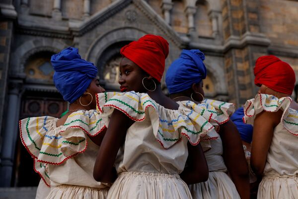 美國馬薩諸塞州波士頓，海地舞蹈團成員在新冠疫情以來的首次年度公共活動中等待上場表演。 - 俄羅斯衛星通訊社