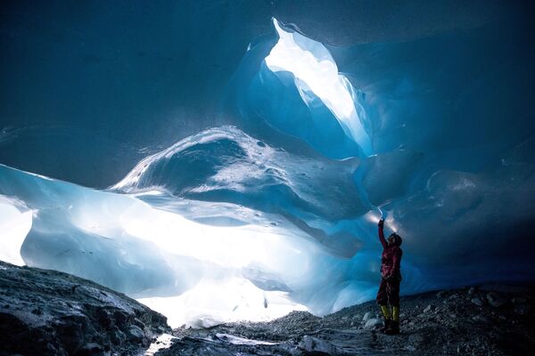 奧地利科學院冰川學家安德里亞·費捨爾正在檢查賈姆塔爾弗納冰川。   - 俄羅斯衛星通訊社