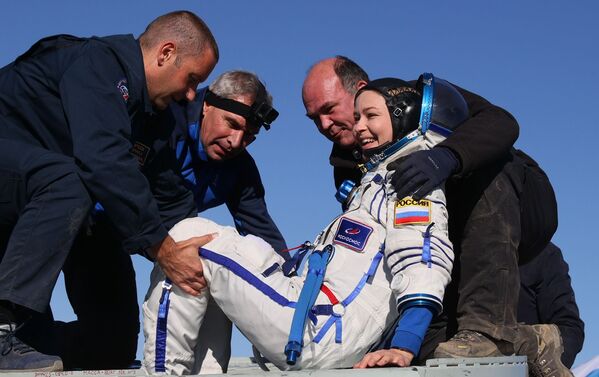電影《挑戰》攝制組成員、俄羅斯女星尤利婭·佩列西爾德搭乘“聯盟MS-18”號飛船返回地球。 - 俄羅斯衛星通訊社