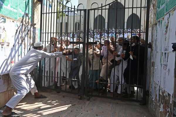 孟加拉國達卡，抗議者們在星期五祈禱後的示威活動中撬開國家清真寺被鎖的大門。 - 俄羅斯衛星通訊社