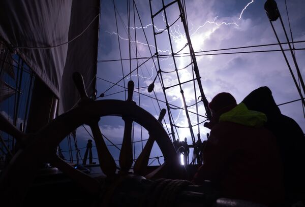 希臘基克拉澤斯群島附近愛琴海暴風雨時的雷暴。 - 俄羅斯衛星通訊社
