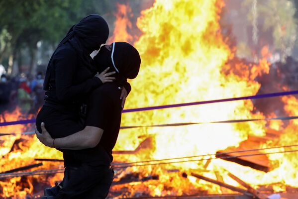 示威者在抗議智利政府的示威活動期間擁抱。 - 俄羅斯衛星通訊社