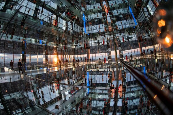 遊客在紐約範德比爾特一號摩天大樓觀景台上觀賞日落和紐約全景。 - 俄羅斯衛星通訊社
