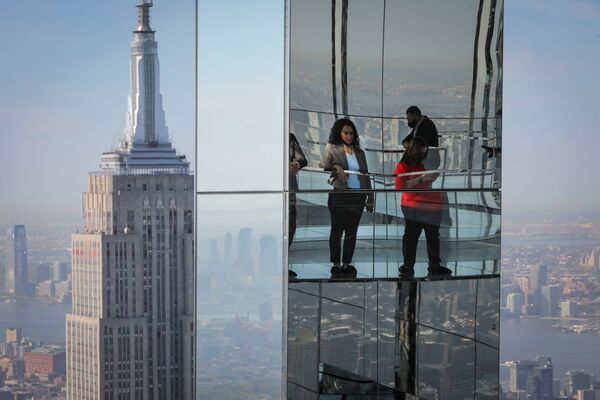 纽约范德比尔特一号摩天大楼观景台开放期间，游客们倒映在镜子里的影子。 - 俄罗斯卫星通讯社