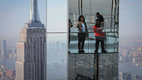 Люди отражаются в зеркалах рядом с видом на Эмпайр-стейт-билдинг во время открытия смотровой площадки на вершине новой башни One Vanderbilt  - 俄羅斯衛星通訊社