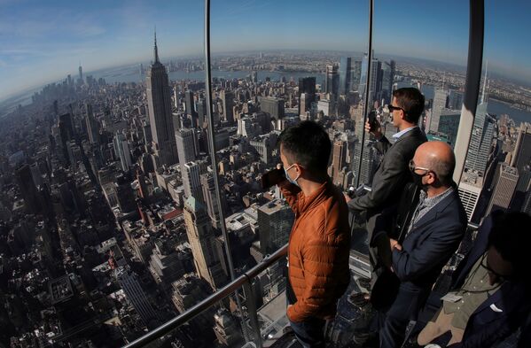 游客们在纽约范德比尔特一号摩天大楼观景台上俯瞰纽约全景。 - 俄罗斯卫星通讯社