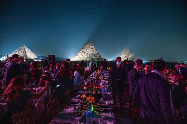 埃及吉萨古金字塔群附近参加艺术展的人们。 - 俄罗斯卫星通讯社