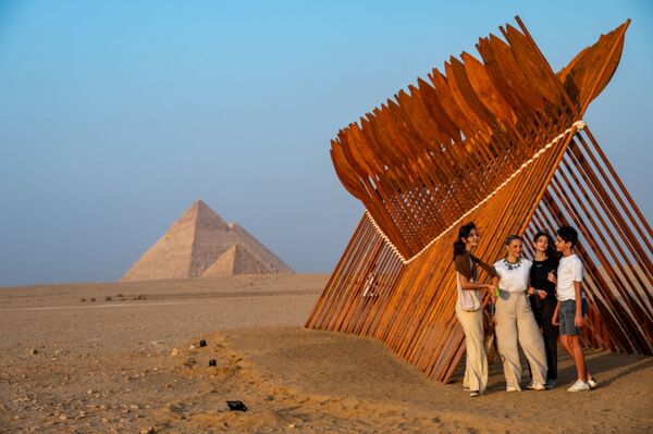 埃及藝術家莫塔茲•納塞爾創作的藝術作品附近的遊客。 - 俄羅斯衛星通訊社