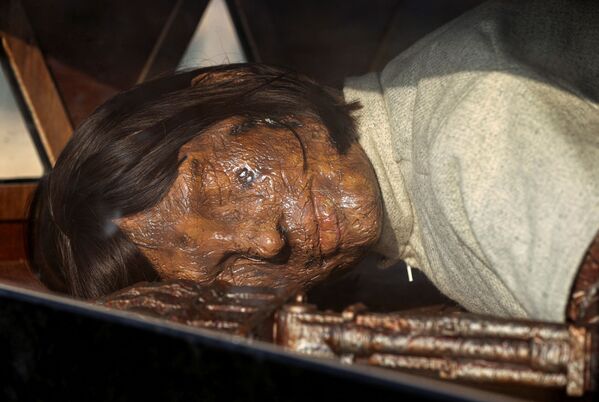 埃及吉薩大金字塔附近玻璃石棺中，機器人藝術家艾達製作的粘土雕塑。 - 俄羅斯衛星通訊社