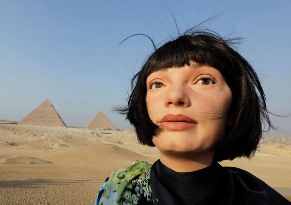 机器人艺术家艾达在埃及的吉萨大金字塔附近。 - 俄罗斯卫星通讯社