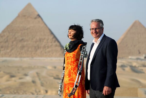 當代藝術專家艾丹•梅勒和機器人藝術家艾達在埃及的吉薩大金字塔附近。 - 俄羅斯衛星通訊社