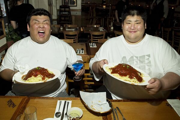 2005年，日本相扑运动员在纽约的一家意大利餐厅里。 - 俄罗斯卫星通讯社