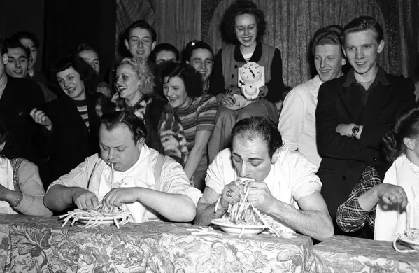 1952年,在柏林參加吃意面比賽的參賽者們。 1952年,在柏林參加吃意面比賽的參賽者們。 - 俄羅斯衛星通訊社
