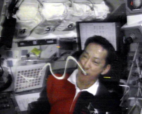 2000年,日本宇航員毛利衛在“奮進號”飛船上吃意大利面。 2000年,日本宇航員毛利衛在“奮進號”飛船上吃意大利面。 - 俄羅斯衛星通訊社