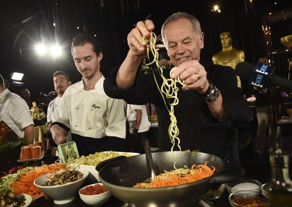 2020年，主厨沃尔夫冈•帕克和他的儿子拜伦在洛杉矶奥斯卡颁奖典礼上准备了一道意大利面。 - 俄罗斯卫星通讯社