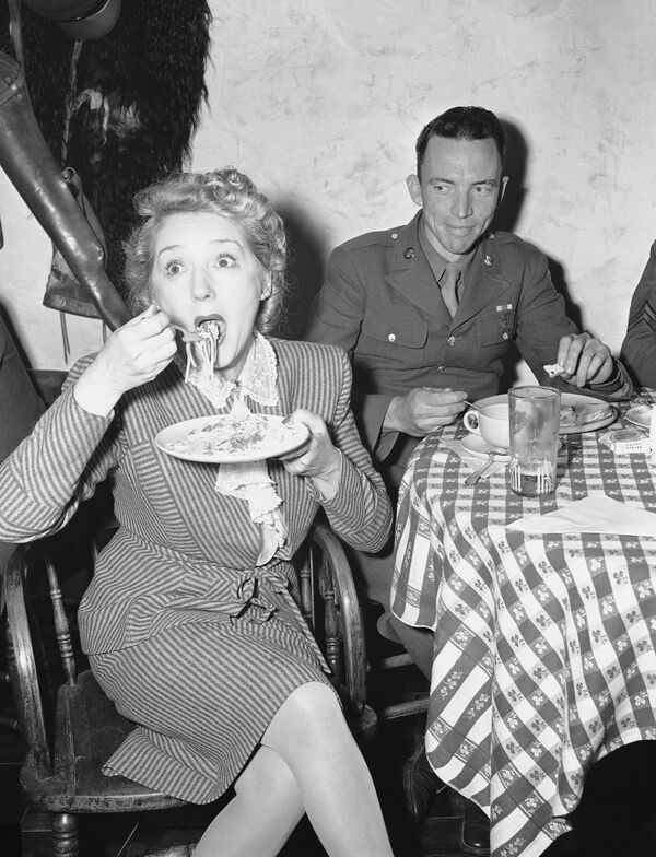 1944年，女星玛丽•皮克福特在好莱坞吃意大利面。 - 俄罗斯卫星通讯社
