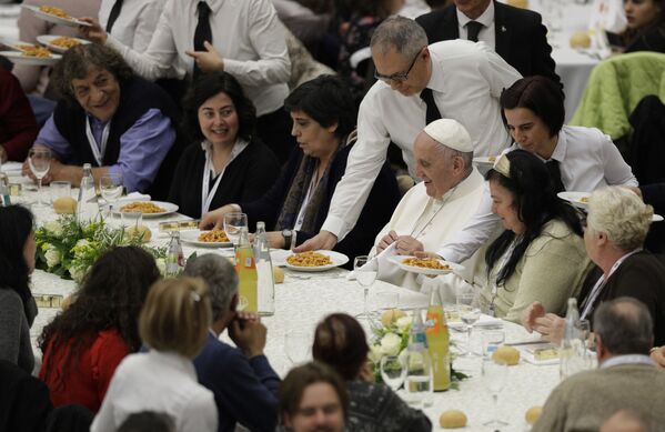 2017年，教皇方济各在梵蒂冈午餐时享用意大利团子。 - 俄罗斯卫星通讯社