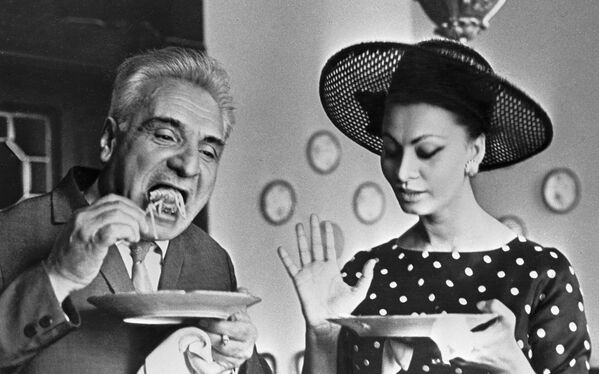 1965年，意大利女星索菲亞•羅蘭和格魯吉亞演員塞爾戈•扎卡里亞澤在享用美食。 - 俄羅斯衛星通訊社
