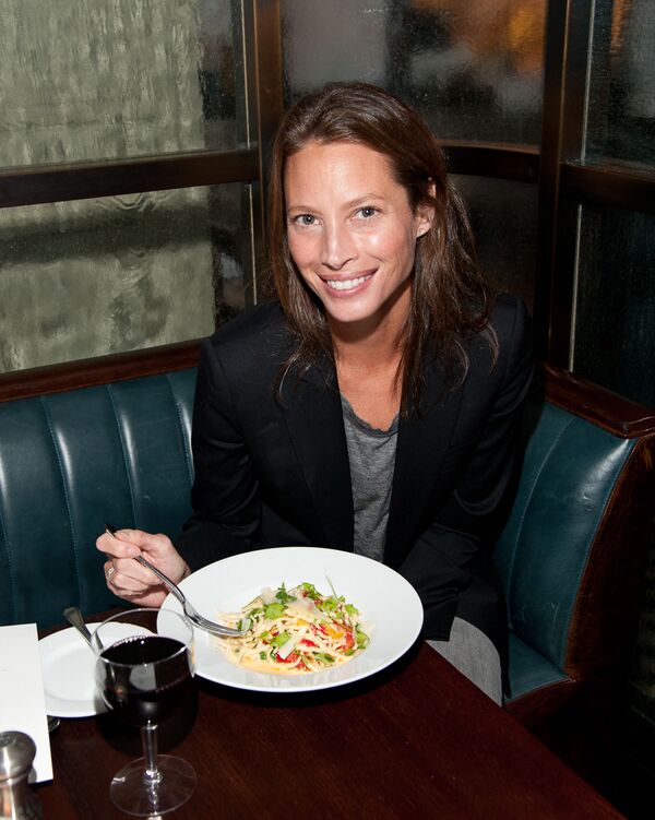 2011年，模特克里斯蒂•特靈頓•伯恩斯參加在紐約The National餐廳舉行的馬拉松賽前意面派對。 - 俄羅斯衛星通訊社