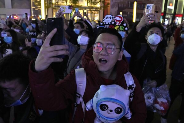 人们举行活动欢庆北京2022年冬奥会迎来倒计时100天。 - 俄罗斯卫星通讯社