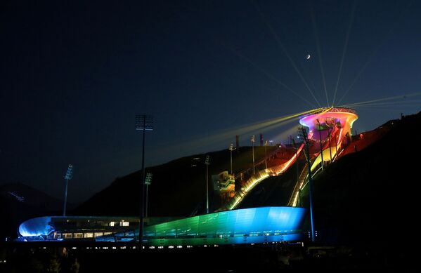中国国家跳台滑雪中心的夜景。 - 俄罗斯卫星通讯社