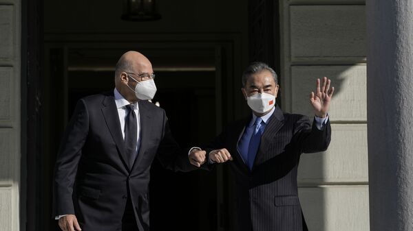 Greece's Foreign Minister Nikos Dendias  left, welcomes his Chinese counterpart Wang Yi  - 俄罗斯卫星通讯社
