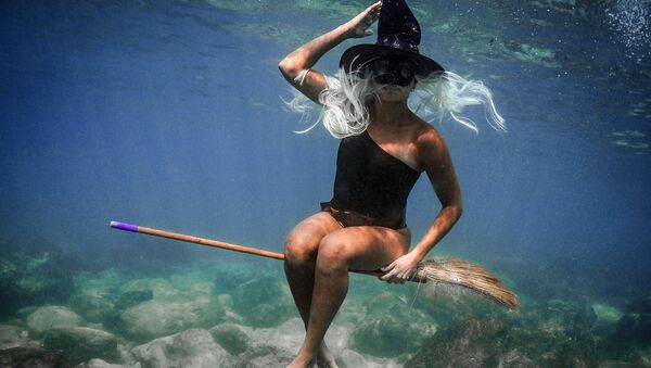 身著萬聖節服飾的黎巴嫩女潛水者在水下拍照。 - 俄羅斯衛星通訊社