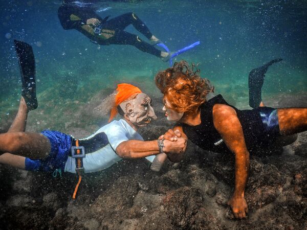身着万圣节服饰的潜水者在水下拍照。 - 俄罗斯卫星通讯社